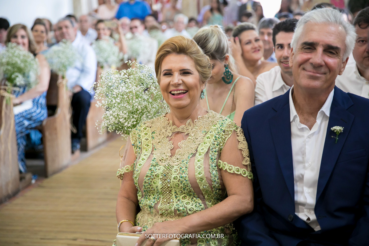 pais da noiva felizes sorrindo muito 