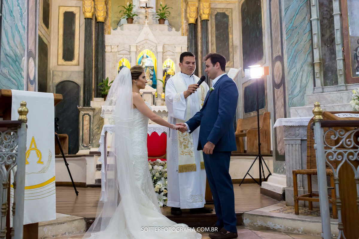 noivos de maos dadas se olhando 