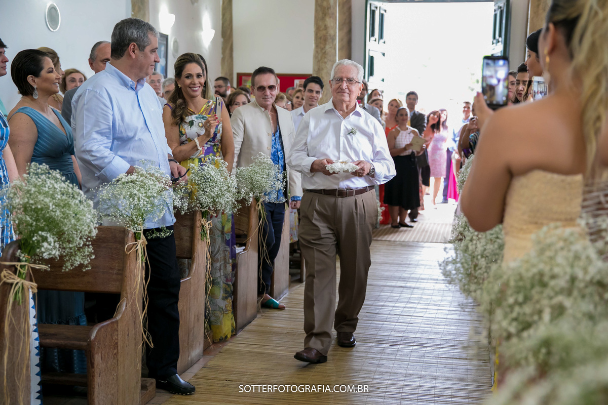 entrada do avô levando as alianças 