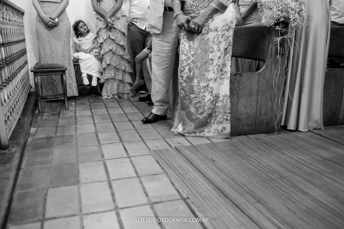 criança observando os adultos 