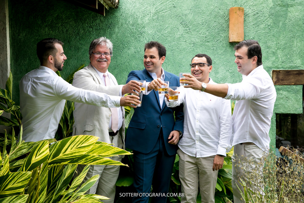 padrinhos brindando o casamento 
