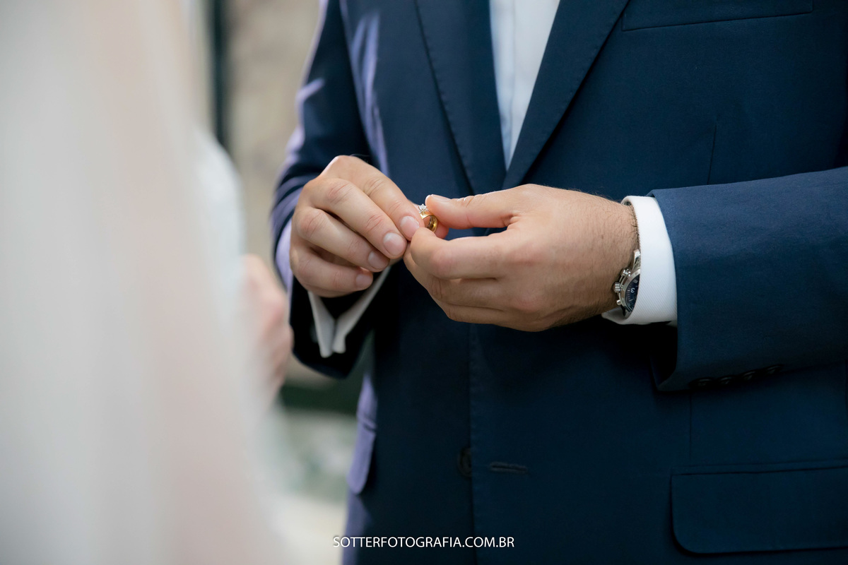 noivo segurando a aliança
