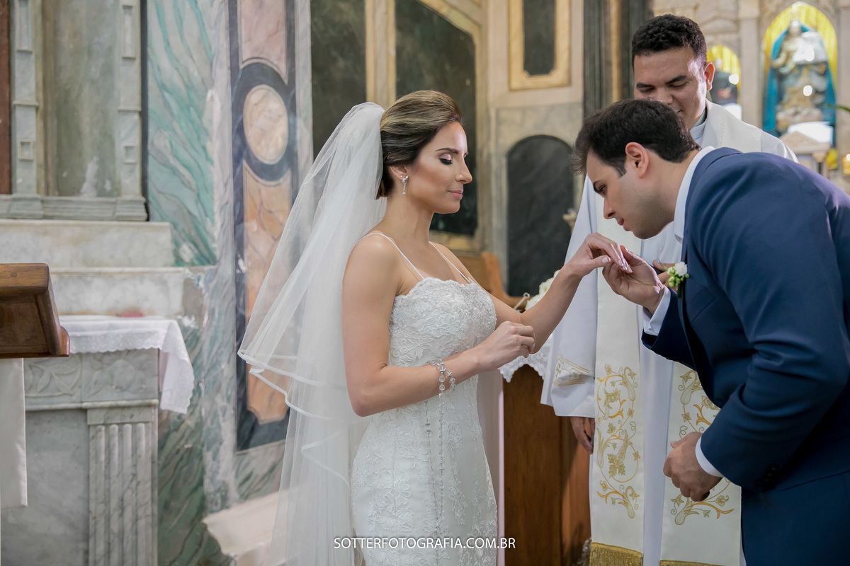 noivo beijando a mão da noiva 