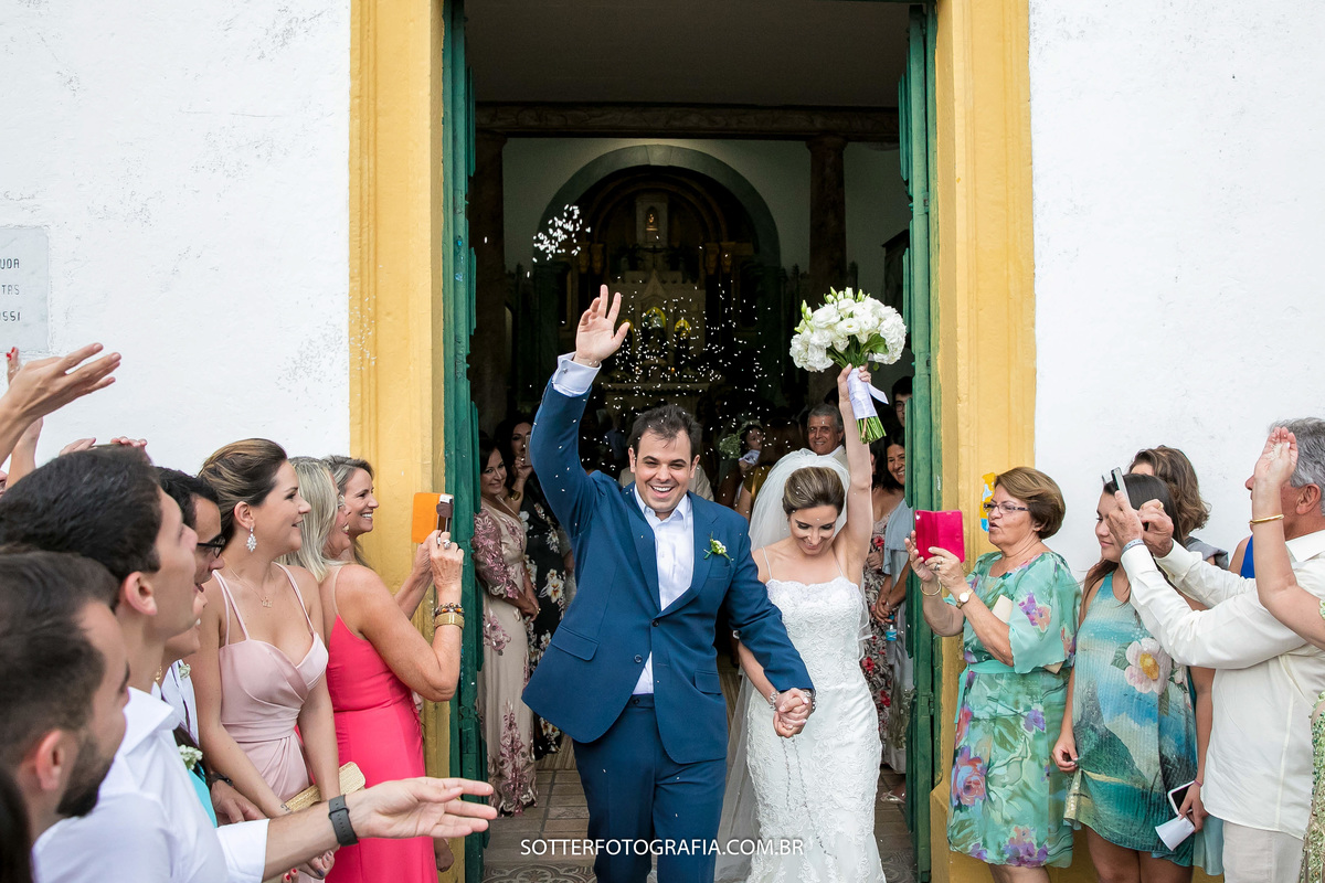 saida da igreja buque para cima e chuva de arroz