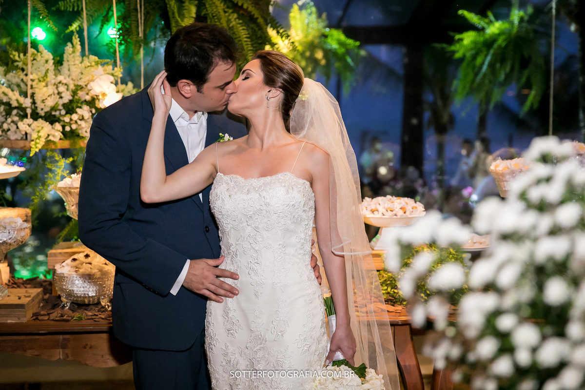 mesa de bolo noivos se beijando 