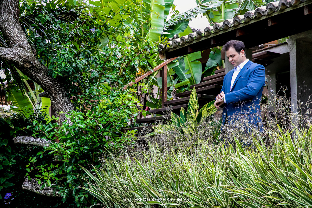 noivo pronto para casar esperando a hora 