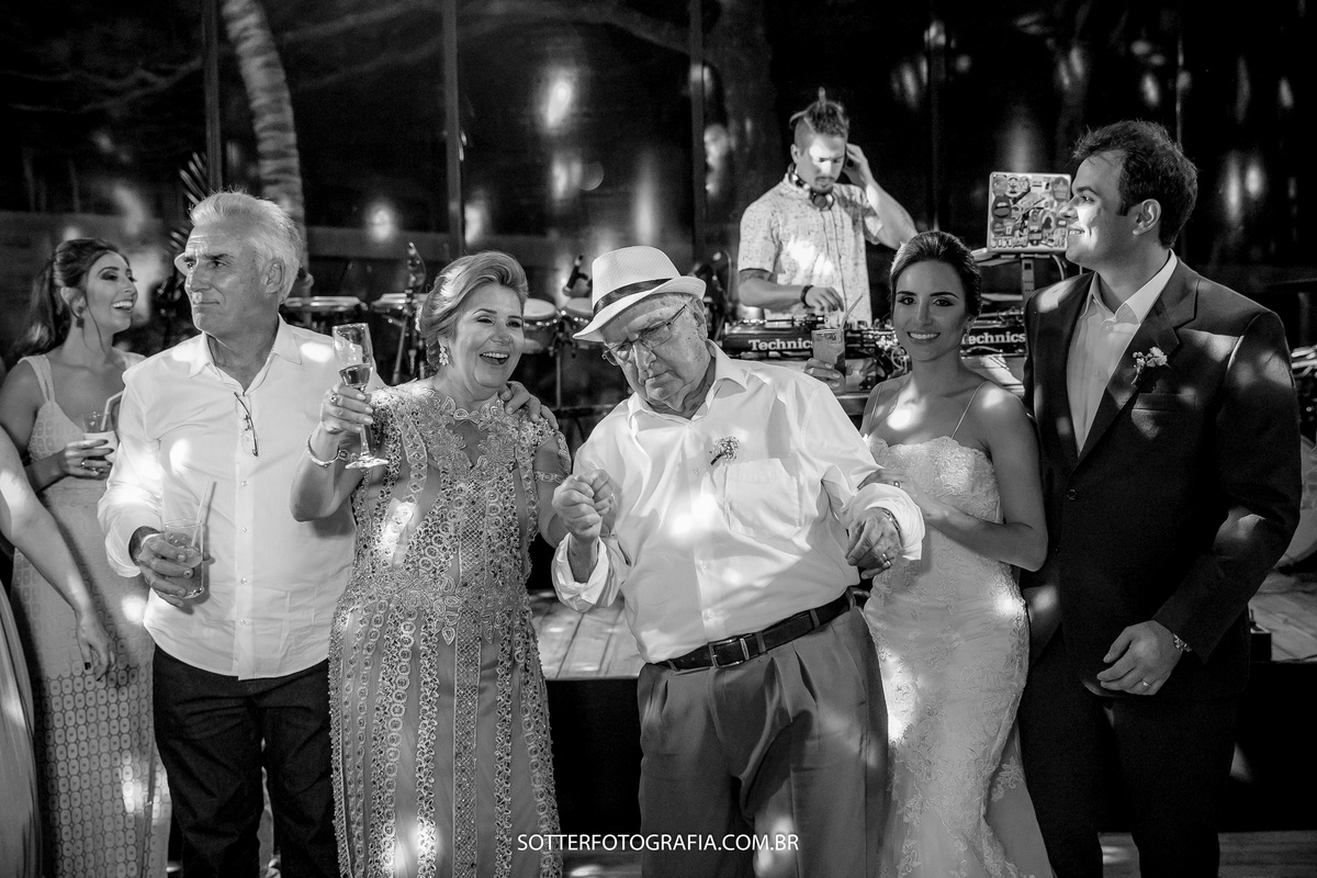 familia dançando na pista de dança 