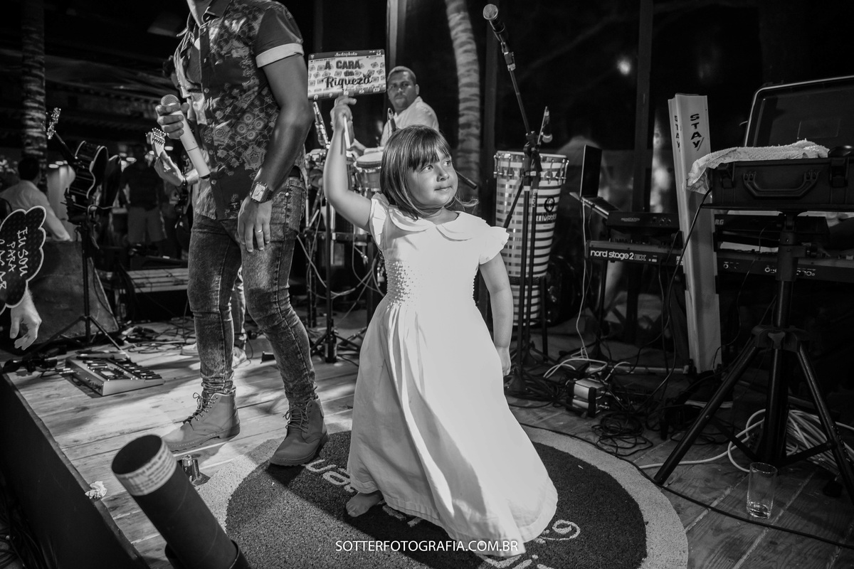 criança dançando no palco 