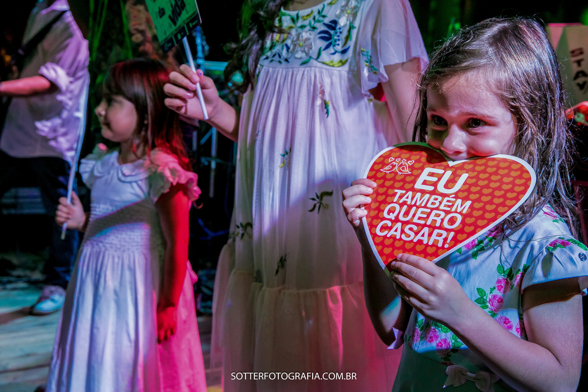 criança com placa escrita eu também quero casar 