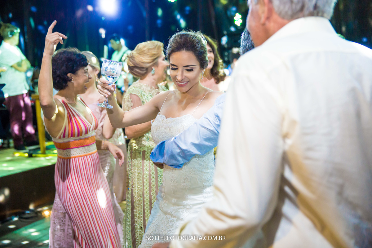 noiva se jogando na pista de dança 