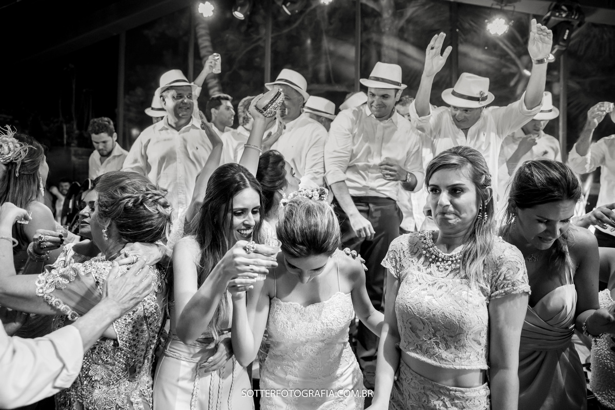 amigas bebendo e uma fazendo cara feia 