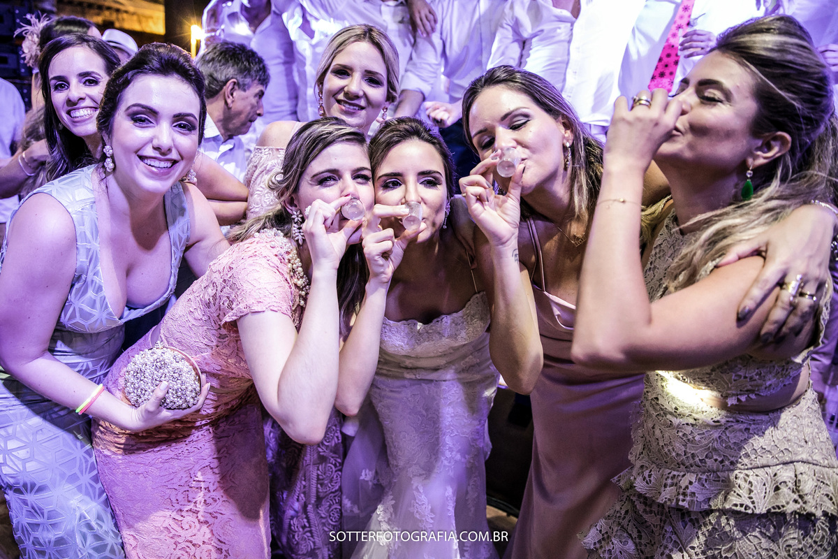 todas as amigas bebendo 