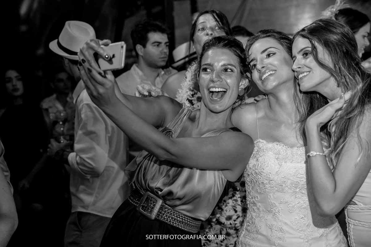 amigas fazendo selfie coma  noiva 