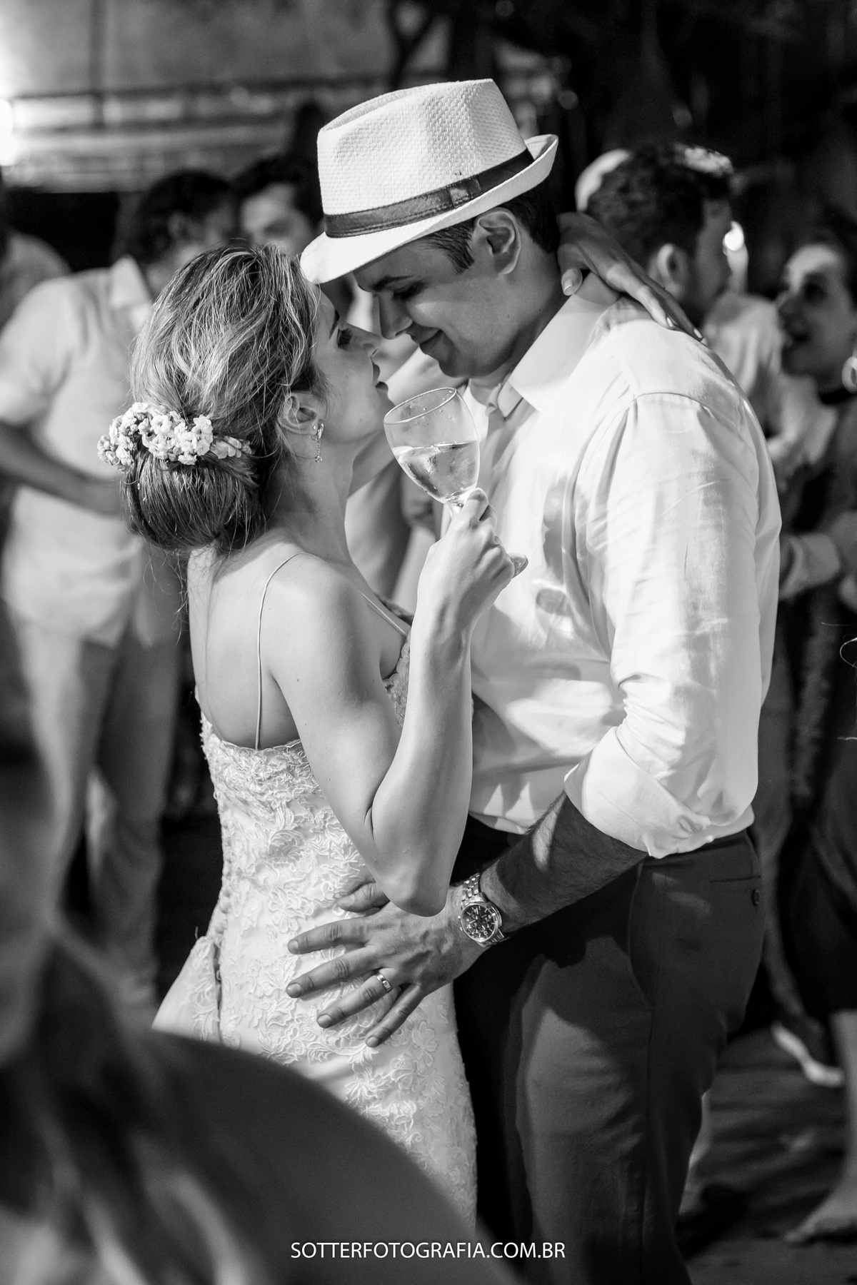 noivos dançando 