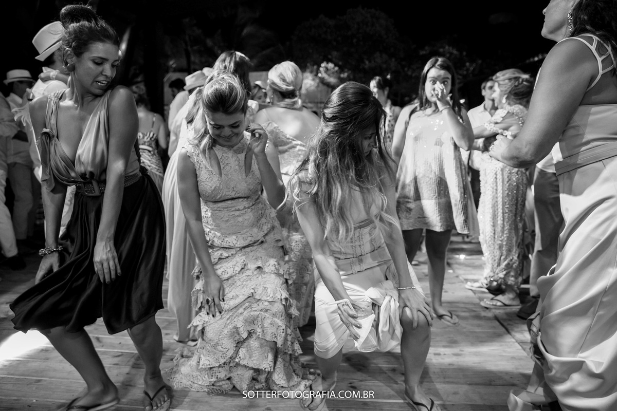convidadas dançando até o chão 