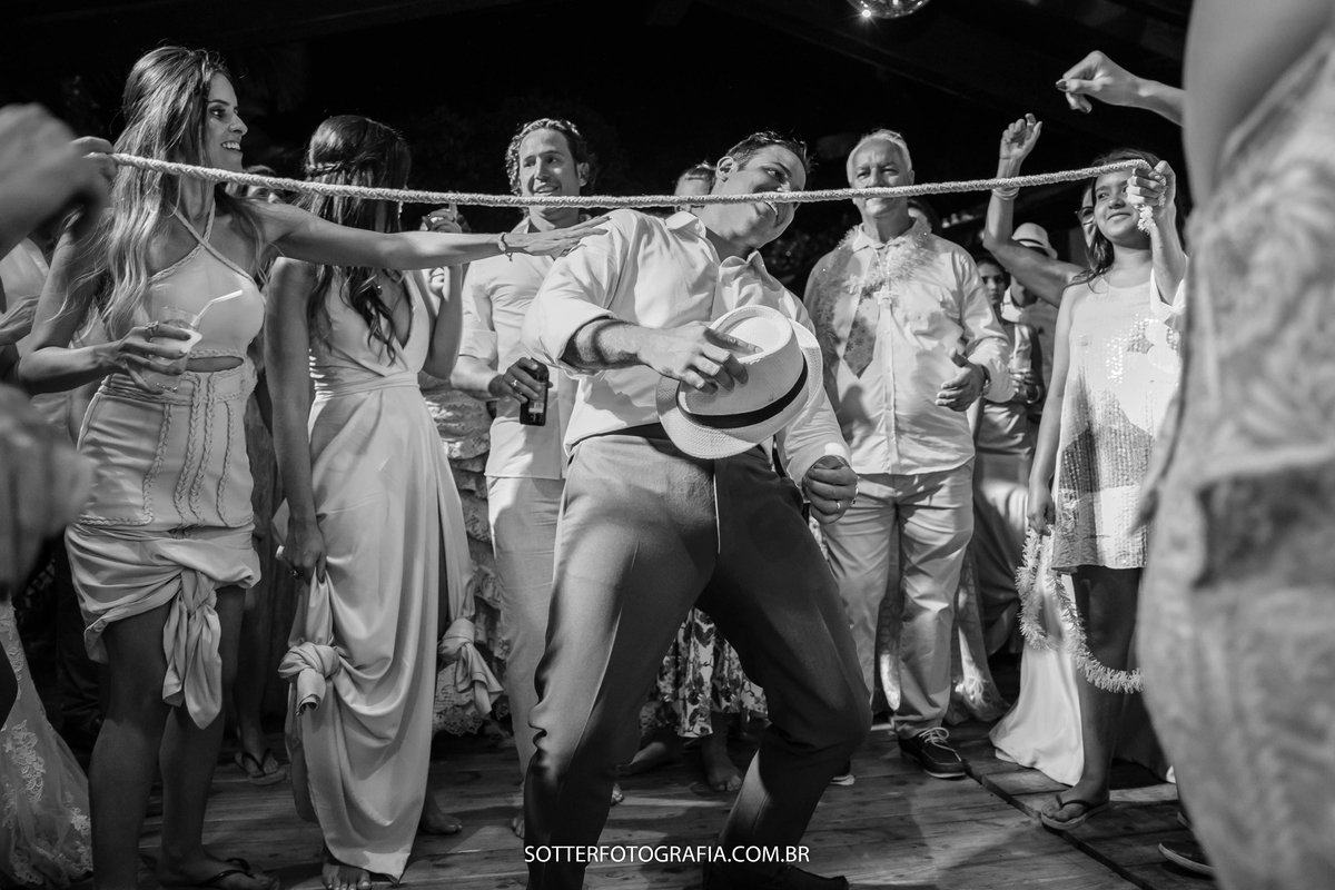 noivo dançando a dança da cordinha 