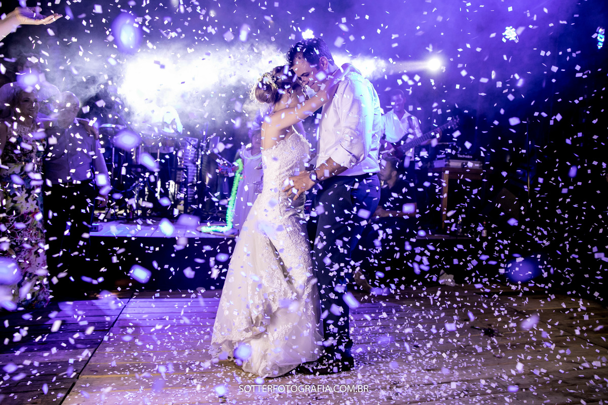 momento emocionante noivos dançam em uma chuva de papel picado 