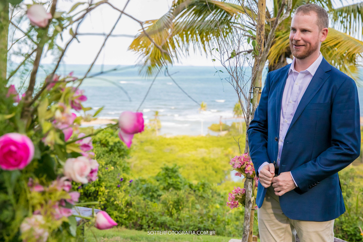 casando em trancoso noivo abotoando seu blazer sotter fotografia