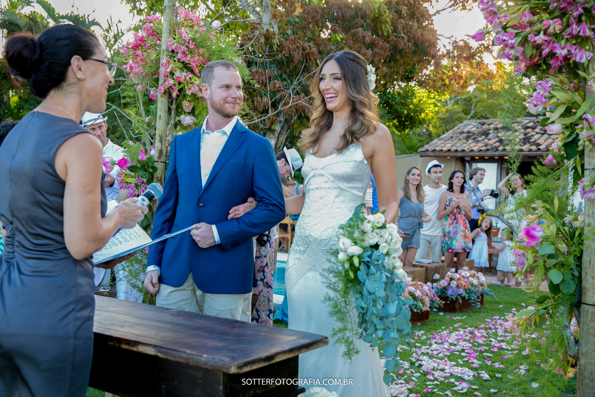 casamento trancoso noivos no altar  noivo admirando sua noiva sotter fotografia