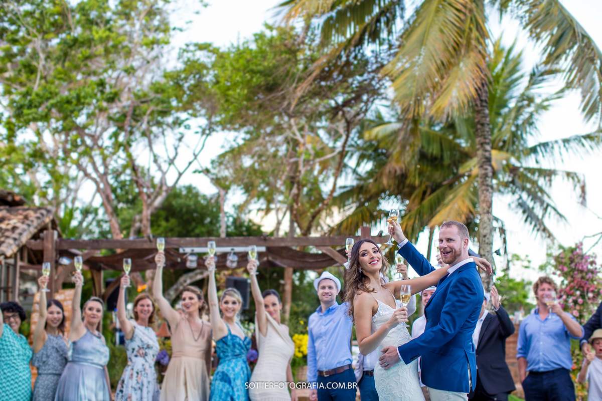 casa de lia casamento trancoso noivos convidados brinde aos noivos sotter fotografia