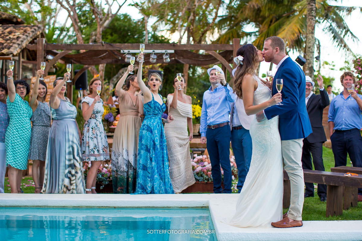 casamento casa de lia noivos beijo piscina sotter fotografia