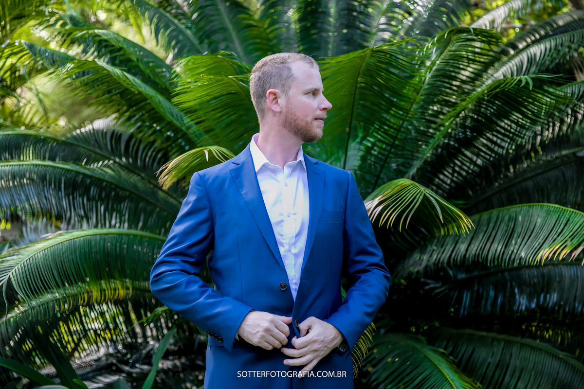 noivo abotoando blazer casamento em trancoso sotter fotografia