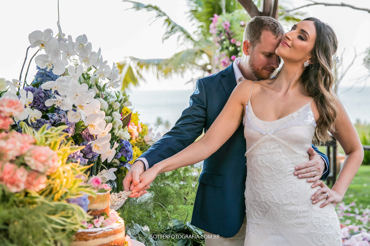 casamento trancoso vista pro mar noivos cortando o bolo sotter fotografia
