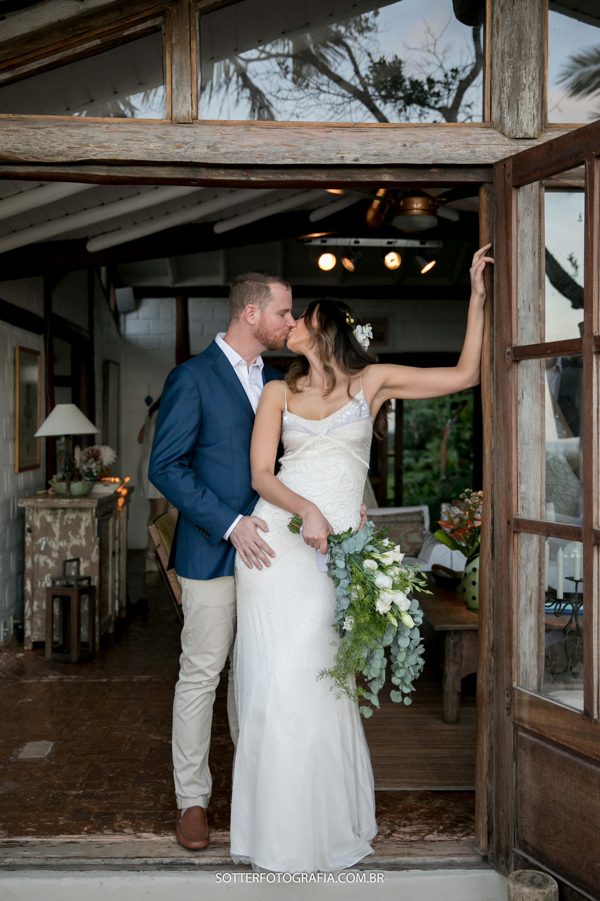 casa de lia trancoso casamento de cassia e nick sotter fotografia noivos se beijando 