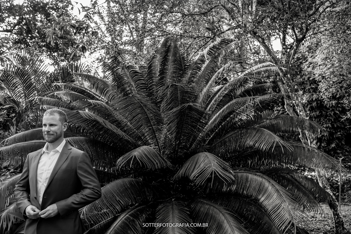 casamento em trancoso foto peto e branco  noivo fechando o blazer sotter fotografia
