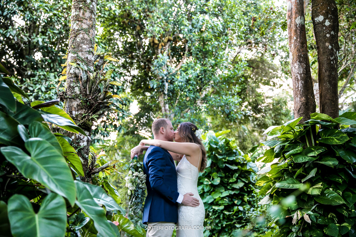 casamento em trancoso noivos  beijo natureza sotter fotografia