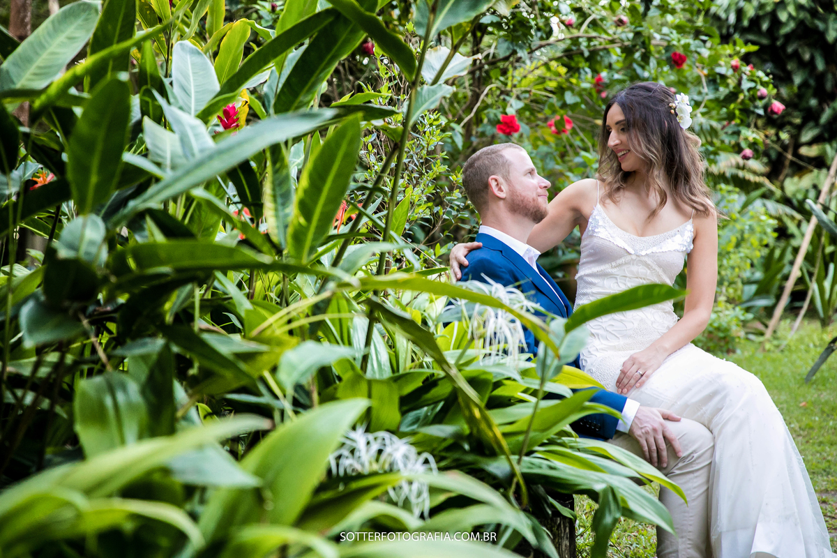 noivos casa de lia casamento em trancoso noiva sentada no colo de seu amado sotter fotografia