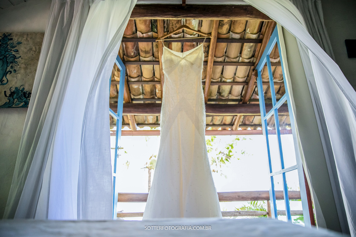 casar em trancoso dia de sol vestido da niova na janela sotter fotografia