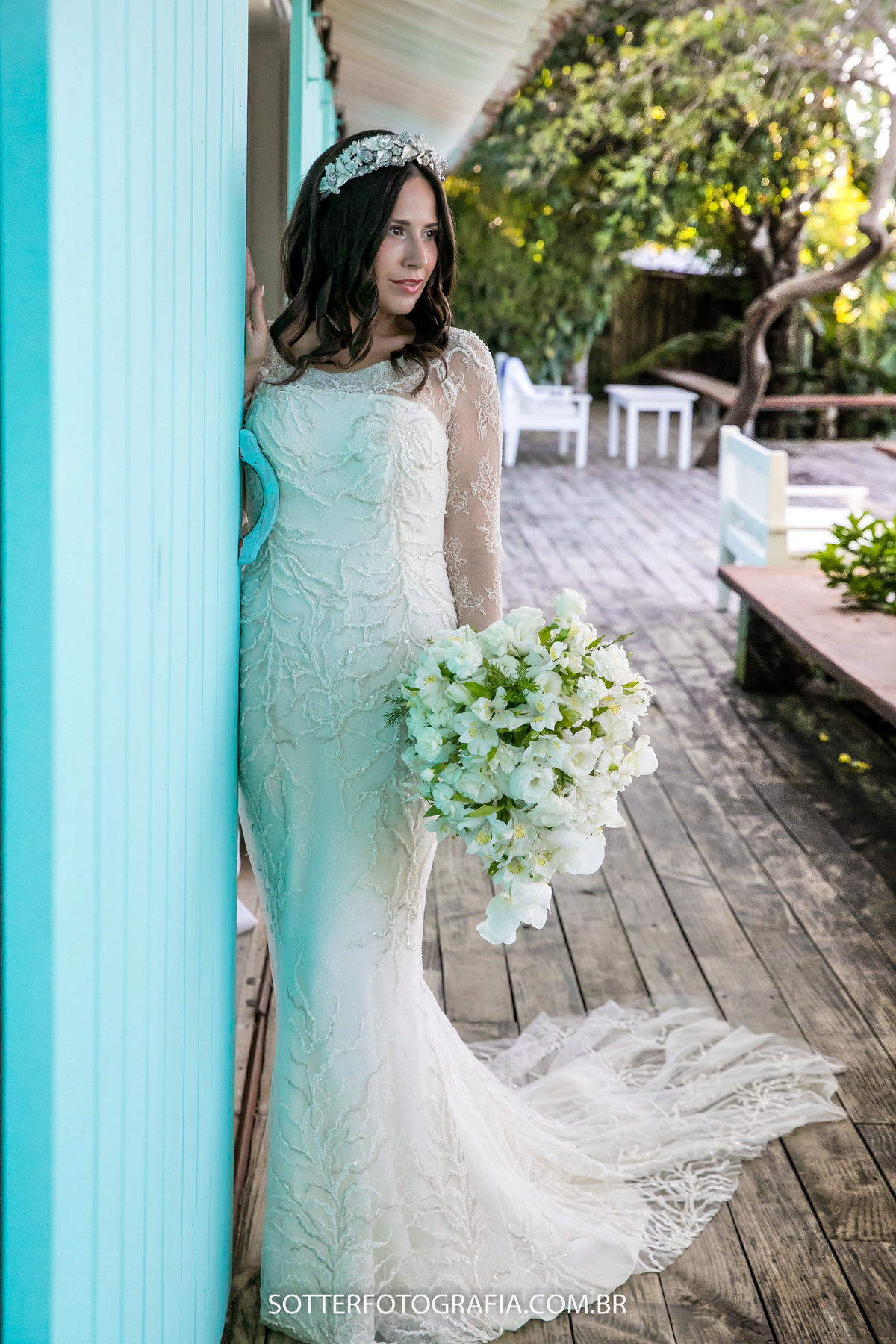 noiva segurando o buquê fazendo pose para a sotter fotografia