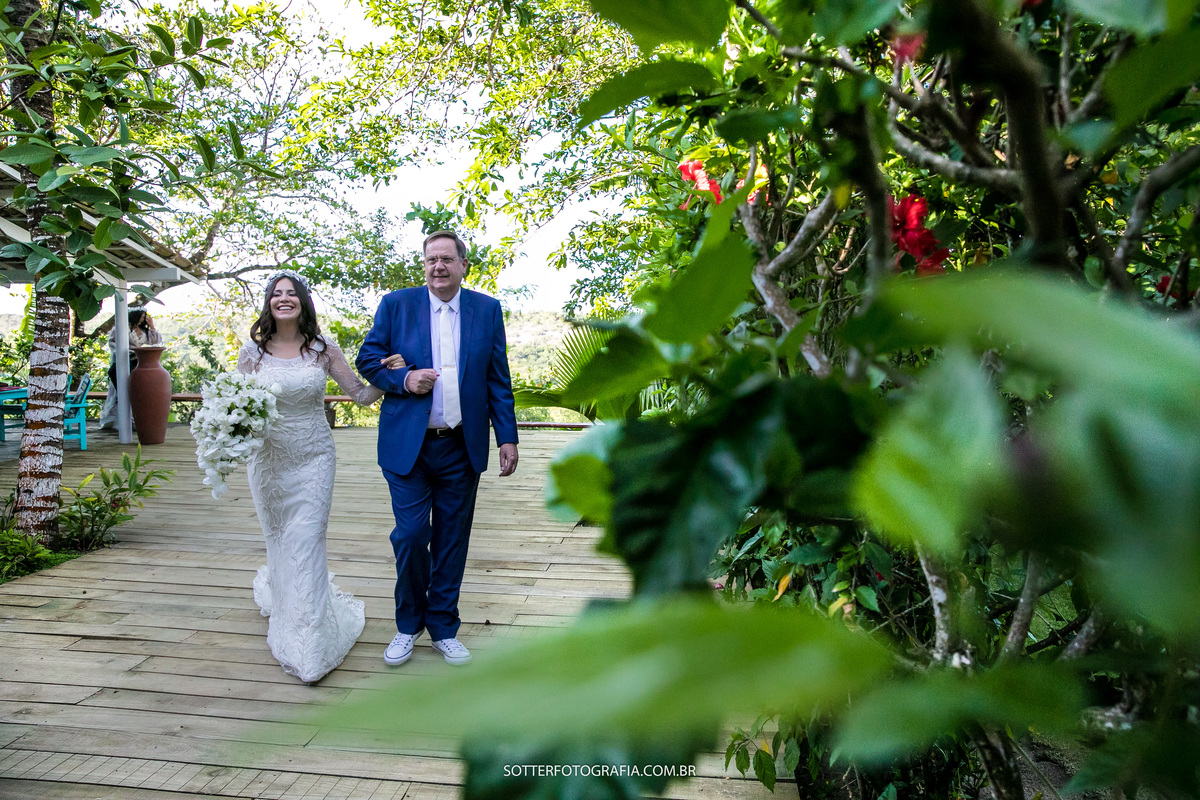 noiva indo pelo jardim com o pai muito verde muita natureza