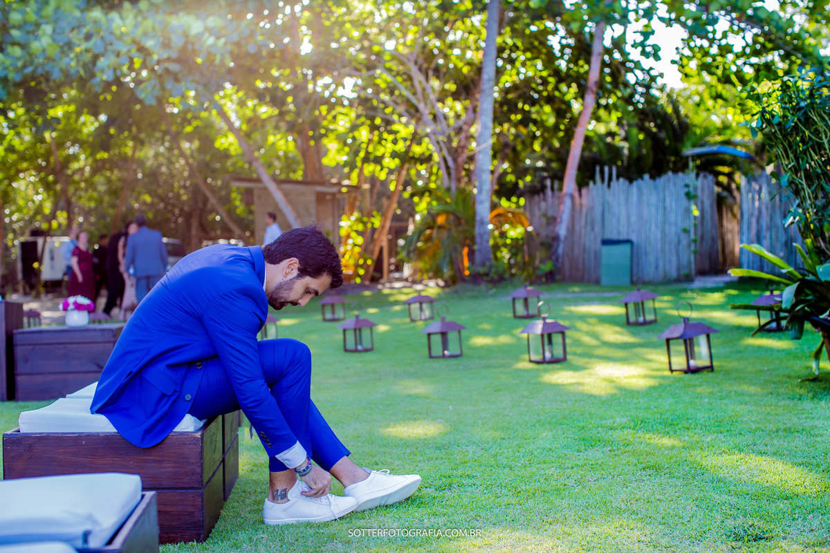 Noivo ajeitando o sapato minutos antes da cerimonia