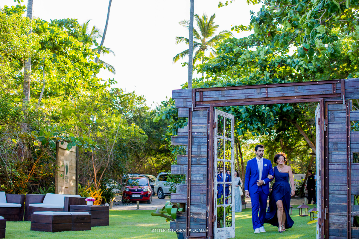 entrada do noivo com a mãe, passando pelo portal feito pela defleur decoracoes