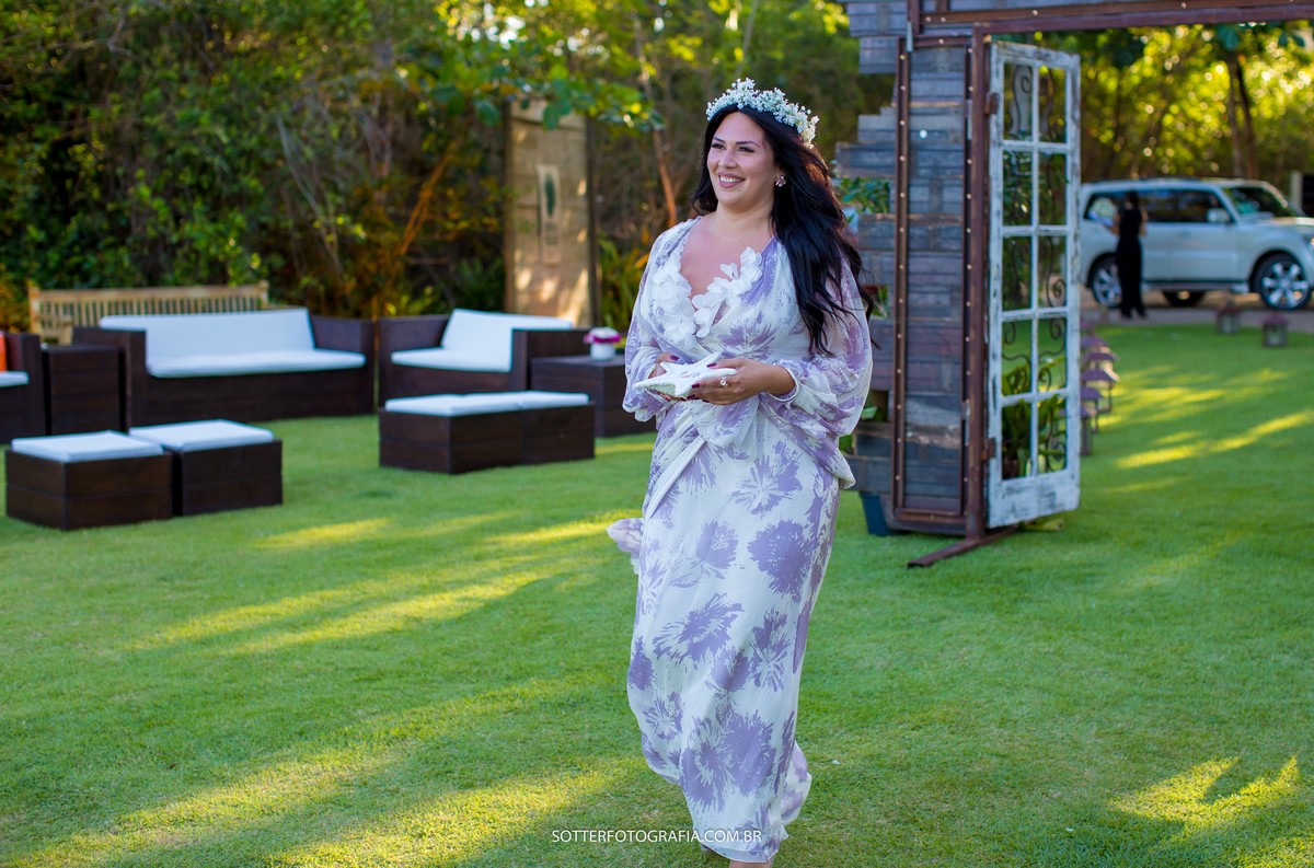 madrinha levando as aliaanças