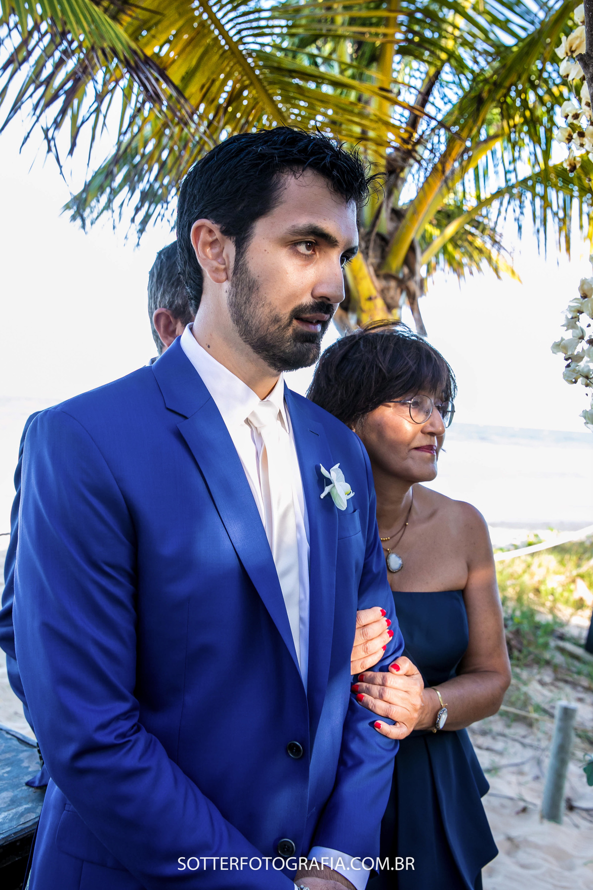 noivo atento a todos os passos da noiva ao lado da mãe