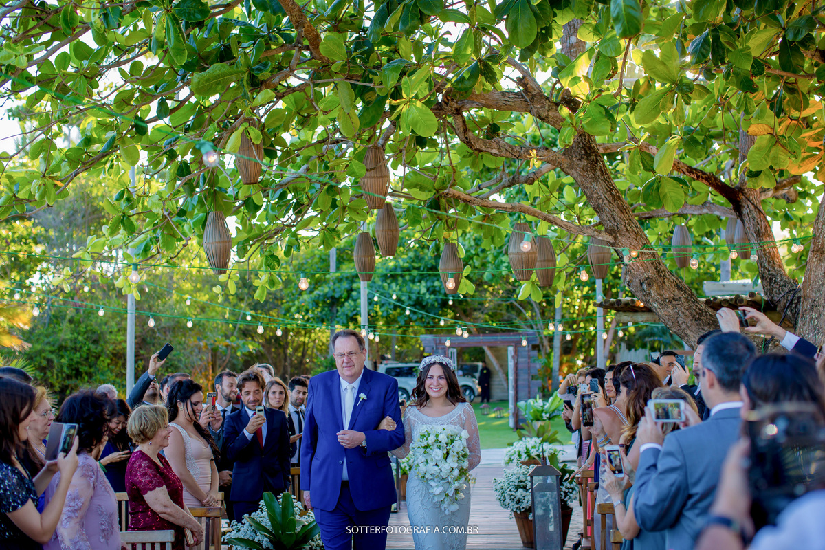 lustres embaixo da arvore para a passagem da noiva 