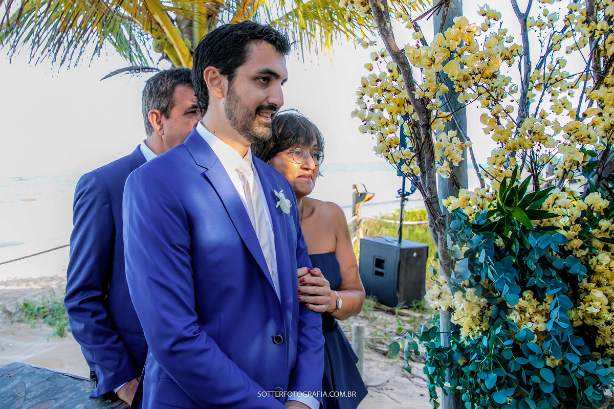 noivo emocionado com a entrada da noiva sendo abraçado pela mãe