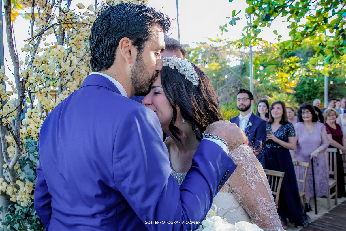 noivo beijando a testa da noiva no momento da entrada 