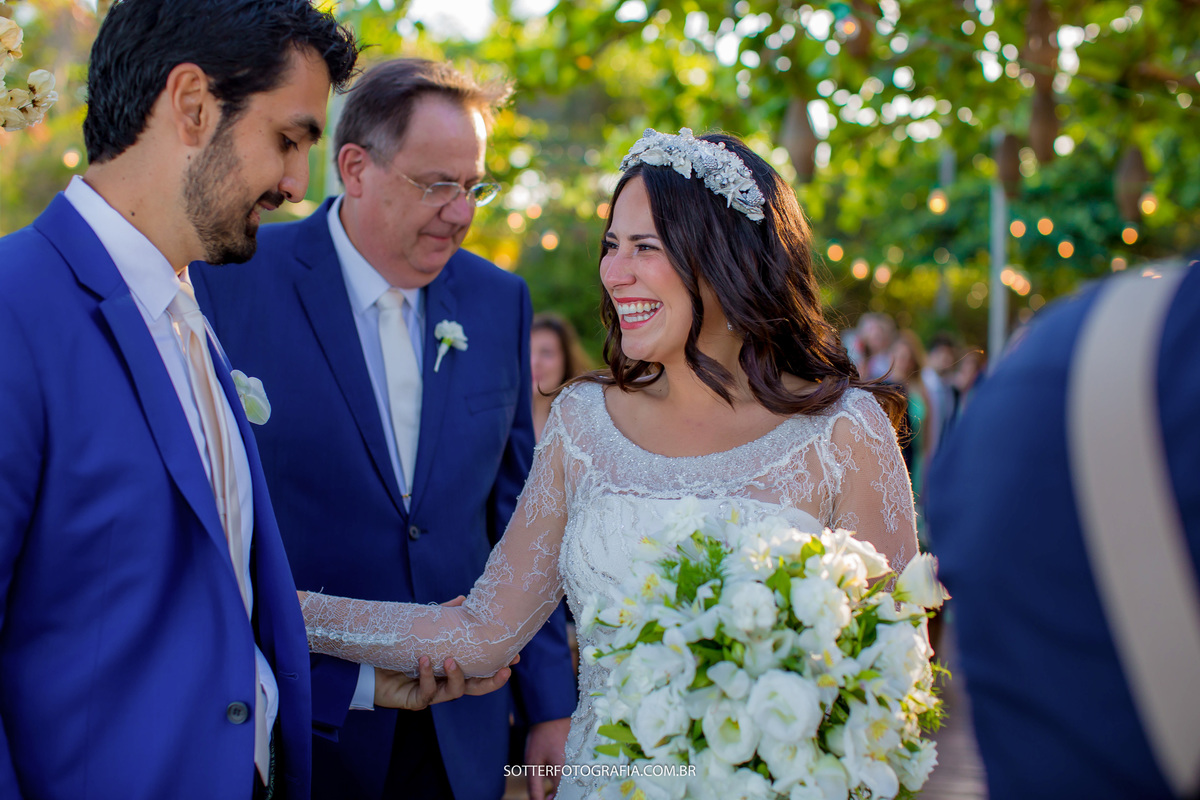 noiva muito feliz ao chegar ao altar e ver seu noivo 