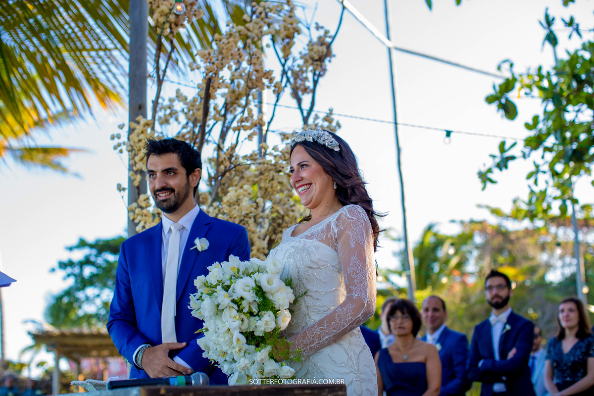 momento da cerimônia, noivos concentrados na palavra do celebrante 