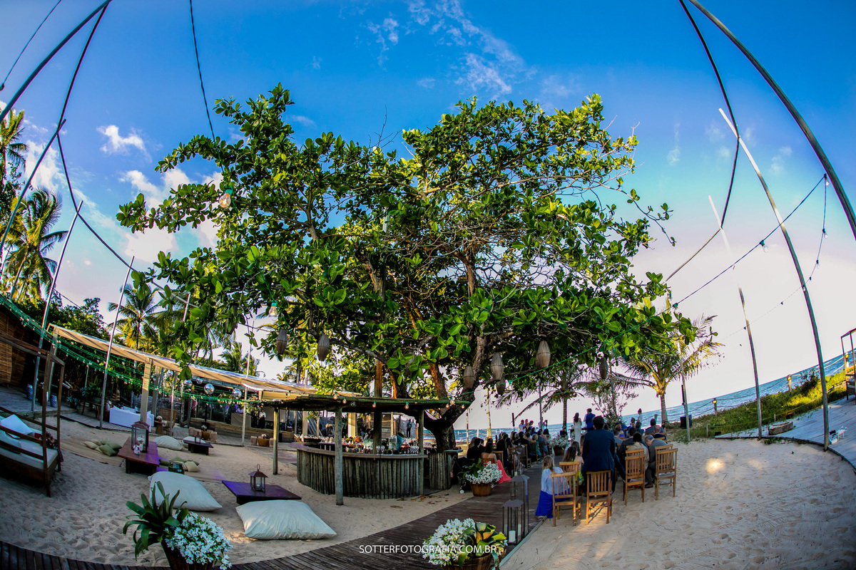 café de la music trancoso com uma arvore ao meio onde acontece as cerimonias sotter fotografia