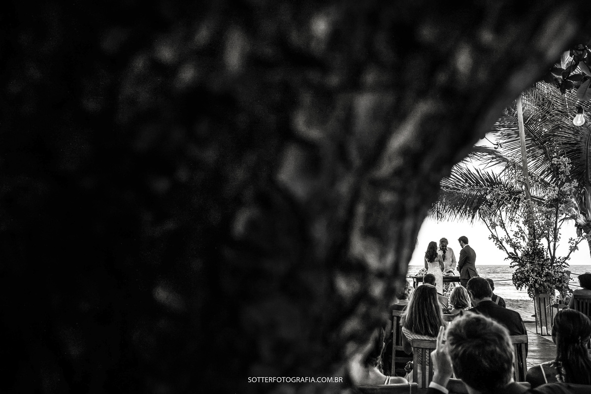 foto preto e branco mostra o momento da celebração do casamento em trancoso