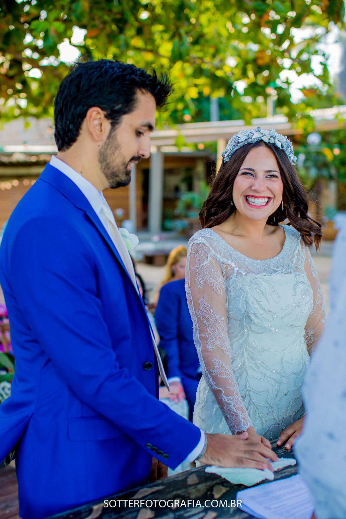 noiva sorrindo mostrando que está bastante feliz 