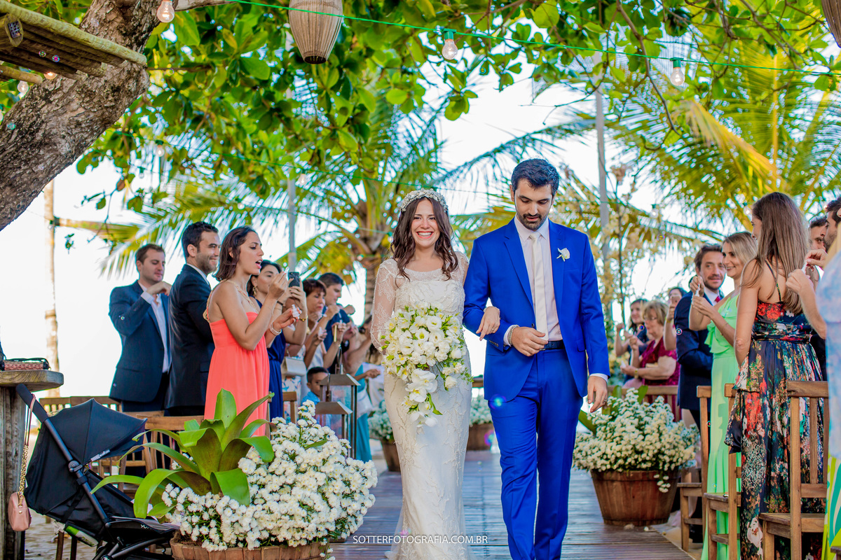 noivos saindo da cerimonia felizes 