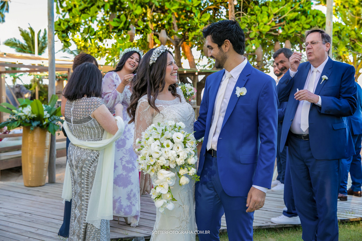 noivos se olhando apaixonados 