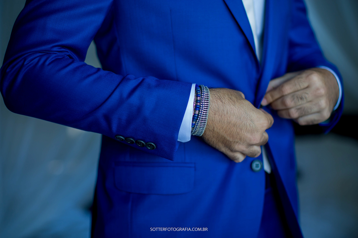 abotoando o terno do casamento