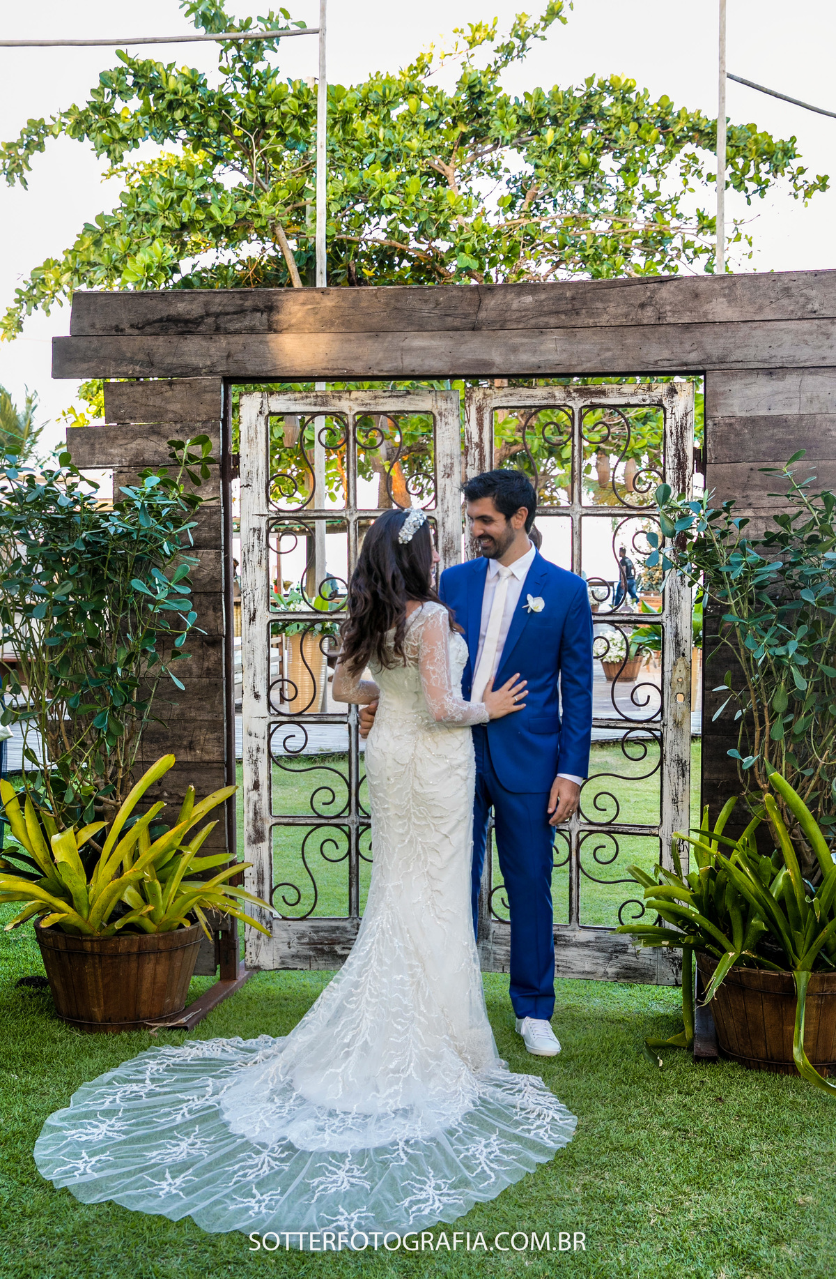 noiva com a mão no terno do noivo demostrando amor